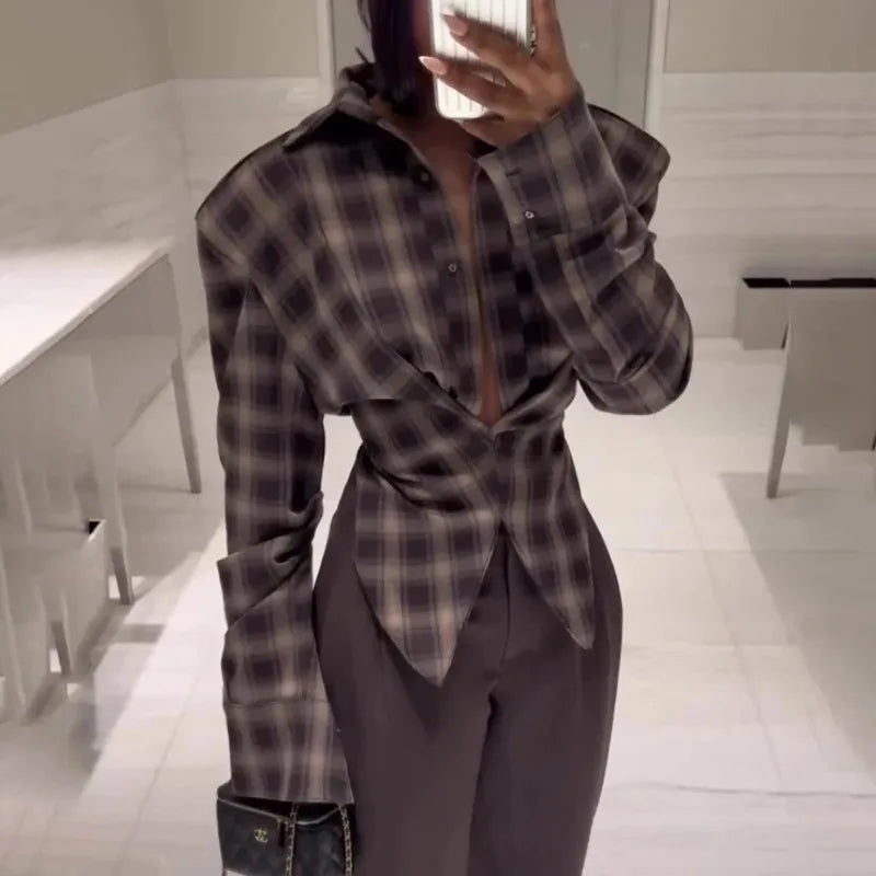 Blusa Feminina de Outono Assimétrica Ajustada de Manga Longa Xadrez com Recortes Confortável Minimalista Casual e Elegante