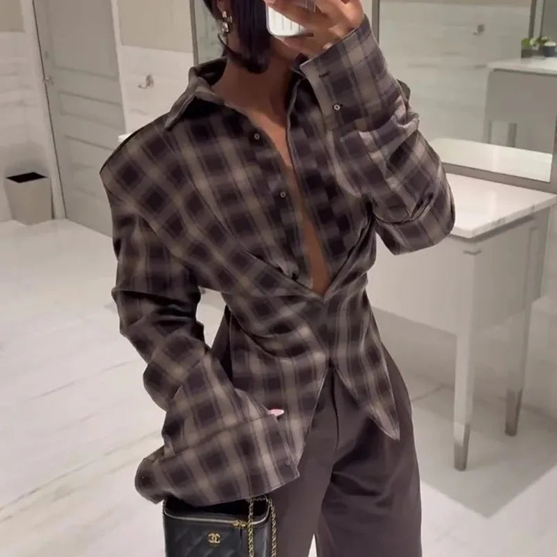 Blusa Feminina de Outono Assimétrica Ajustada de Manga Longa Xadrez com Recortes Confortável Minimalista Casual e Elegante